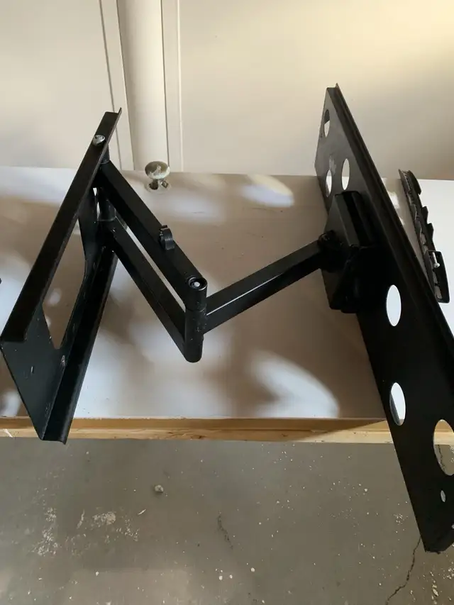 TV Rack Universelle (Négociable) in Other in Trois-Rivières - Image 3