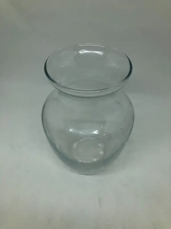 Glass vase - 6 inch tall X 4 inch wide in Home Décor & Accents in Calgary - Image 7