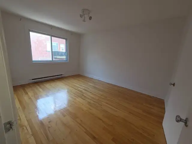 Large Renovated 3½ Apartment | Hot Water and Internet Included | Heat Pump