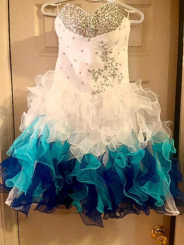 Unique prom or semi dress , never worn , size 6 in Women's - Dresses & Skirts in Charlottetown