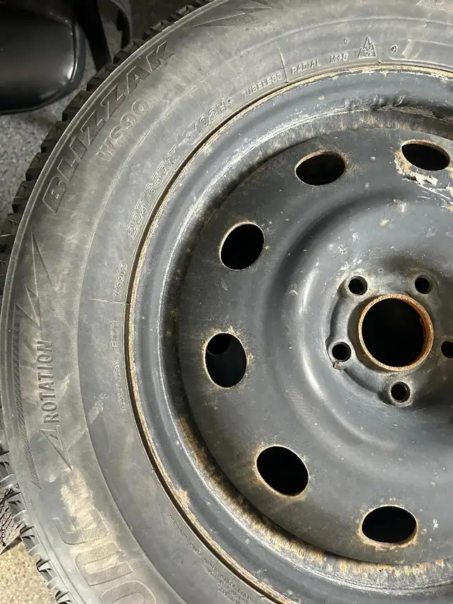 225-65-17 WINTER TIRES ON RIMS - 2020 FORD ESCAPE in Tires & Rims in City of Toronto - Image 4
