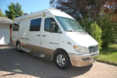 Roodtreck Freightliner Sprinter 2006, motorisé par Mercedès Benz 2500 SHC en parfaite état dont l'en...