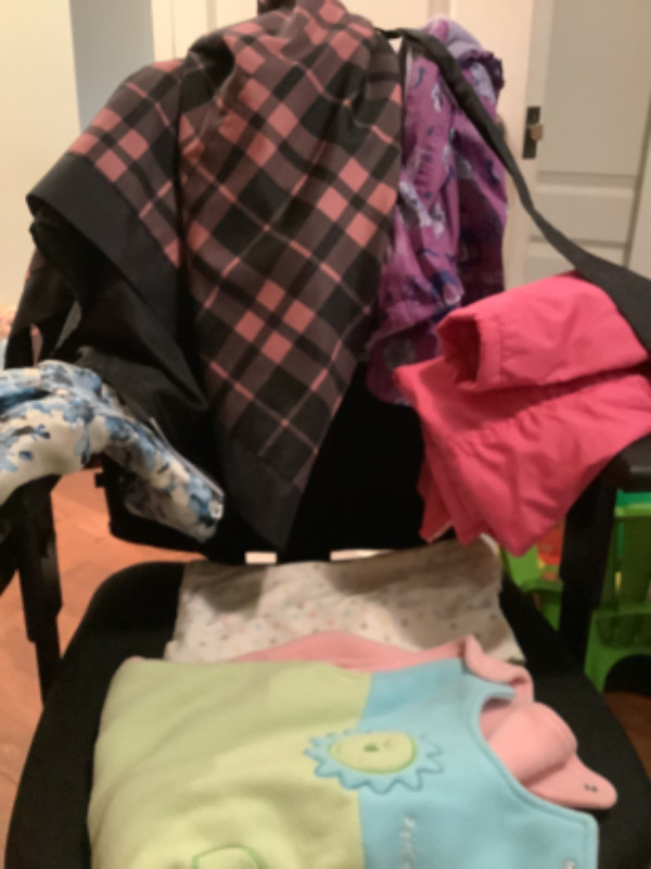 Lot de vêtements pour fille. ( 9 mois à 5/6 ans) dans Enfants et jeunesse  à Ville de Québec - Image 3