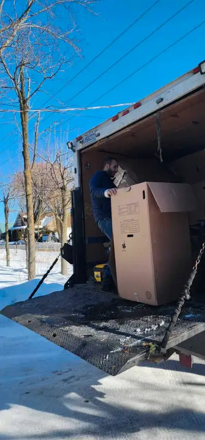 Hi, we need one strong guy tomorrow saturday around 14h00 to empty 20' truck with us (résidentiel )...