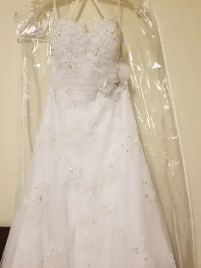 Beautiul wedding dress for sale $850 or best offer, serious enquires only! Size 12, additional lace...
