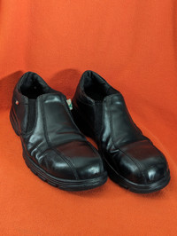 Mens black size 11 slip-on shoes with protective toes