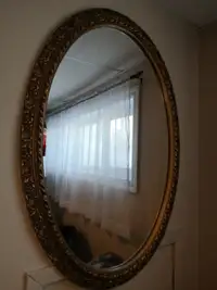 Miroir ovale en bois 40'' de hauteur.