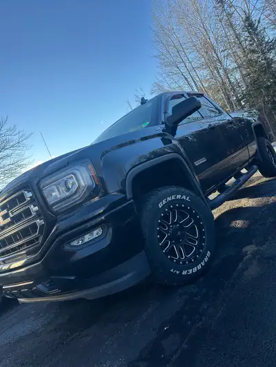 Good looking 2018 GMC Sierra Elevation Double Cab 4x4 with only 132,000kms. Heated seats, remote sta...