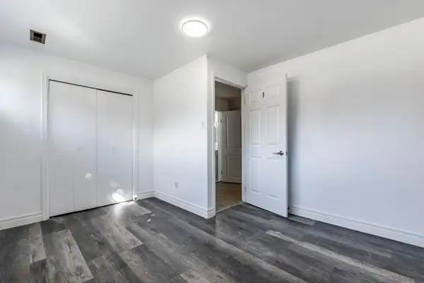 Students rental in Waterloo in Long Term Rentals in Kitchener / Waterloo - Image 7