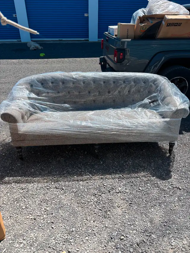 Houndstooth Couch in Couches & Futons in Kingston - Image 4