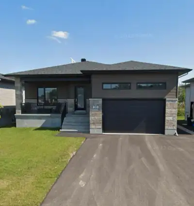 For Rent – 3-Bed, 2-Bath Upper Unit with Garage in Embrun