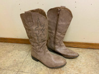 Ladies cowboy boots, size 10, side zipper