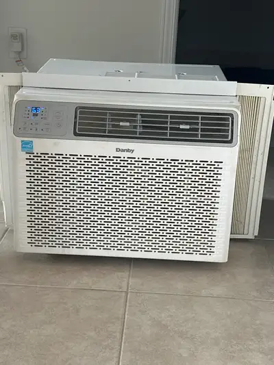 air climatiser 350$ servie 1 mois 12 000btu marque danby