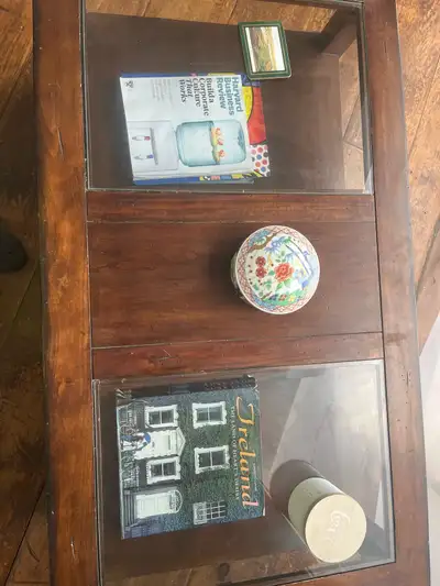 Coffee table in great condition ! Free of charge. Solid hardwood no veneer or lamination. 2 drawers...