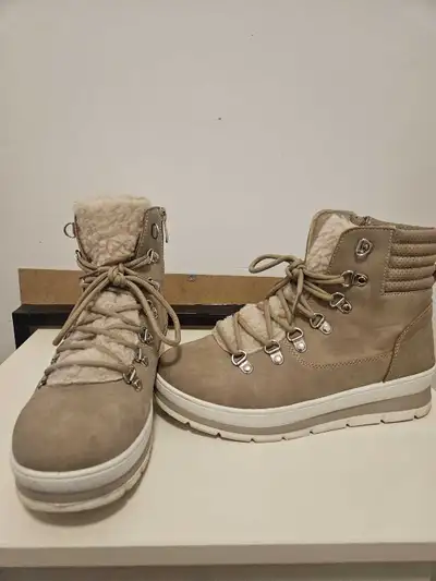 Boots size 9, View more