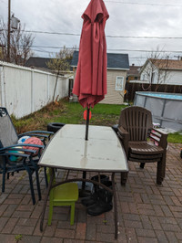 Table, 6 chaises et parasol rouge