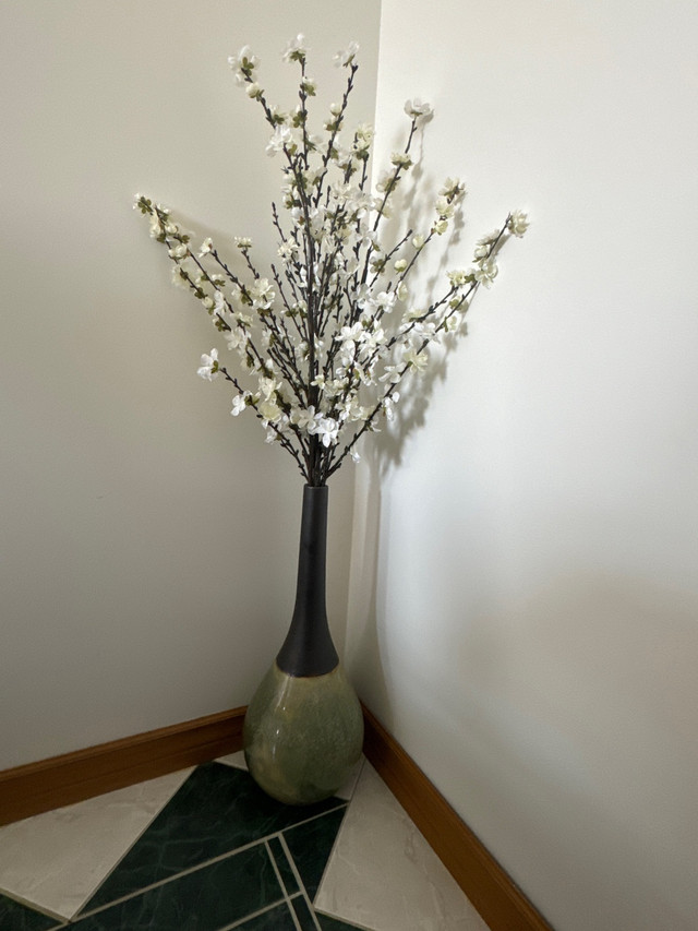 Flower Vase - need gone  in Home Décor & Accents in Windsor Region