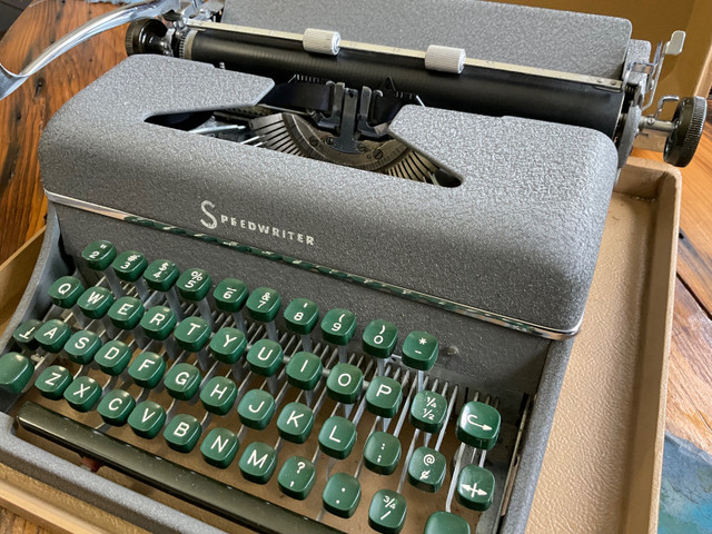 Vintage Speedwriter Typewriter $200 in Arts & Collectibles in Trenton - Image 4