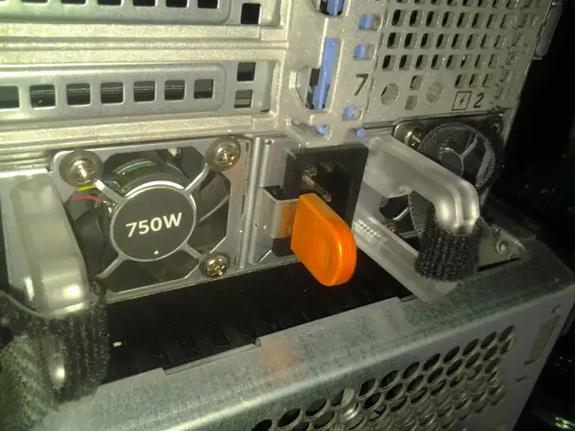 dell poweredge r720  2 cpu 32g  200+ servers 900+pc MAC laptops in Servers in City of Montréal - Image 4