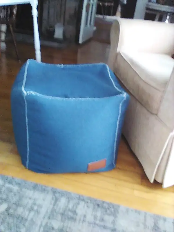Pouf couleur bleu jeans (18'' x 18'' x 18'') in Other in Laurentides - Image 2