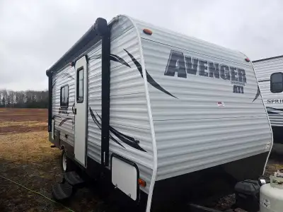 Lite Weight 21' travel trailer has a full time queen size walk around bed. Rear bathroom is very spa...