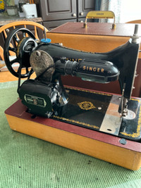 Singer vintage sewing machine 128 J