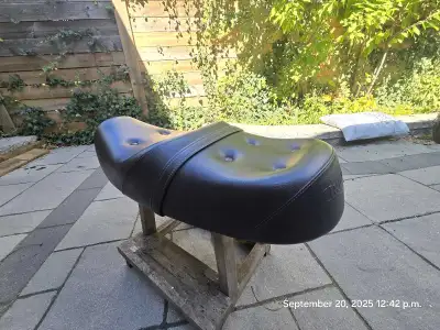 Triumph King and Queen comfort seat to fit the air-cooled Bonneville models.(2000-2016). It came off...