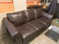 Sofa et causeuse. en cuir véritable.