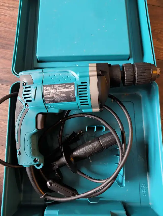 Makita 5\8 Hammer Drill in Power Tools in Mississauga / Peel Region - Image 2