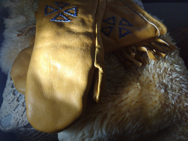 Hand Crafted Lined Leather Canadian mitten in Arts & Collectibles in City of Toronto - Image 2