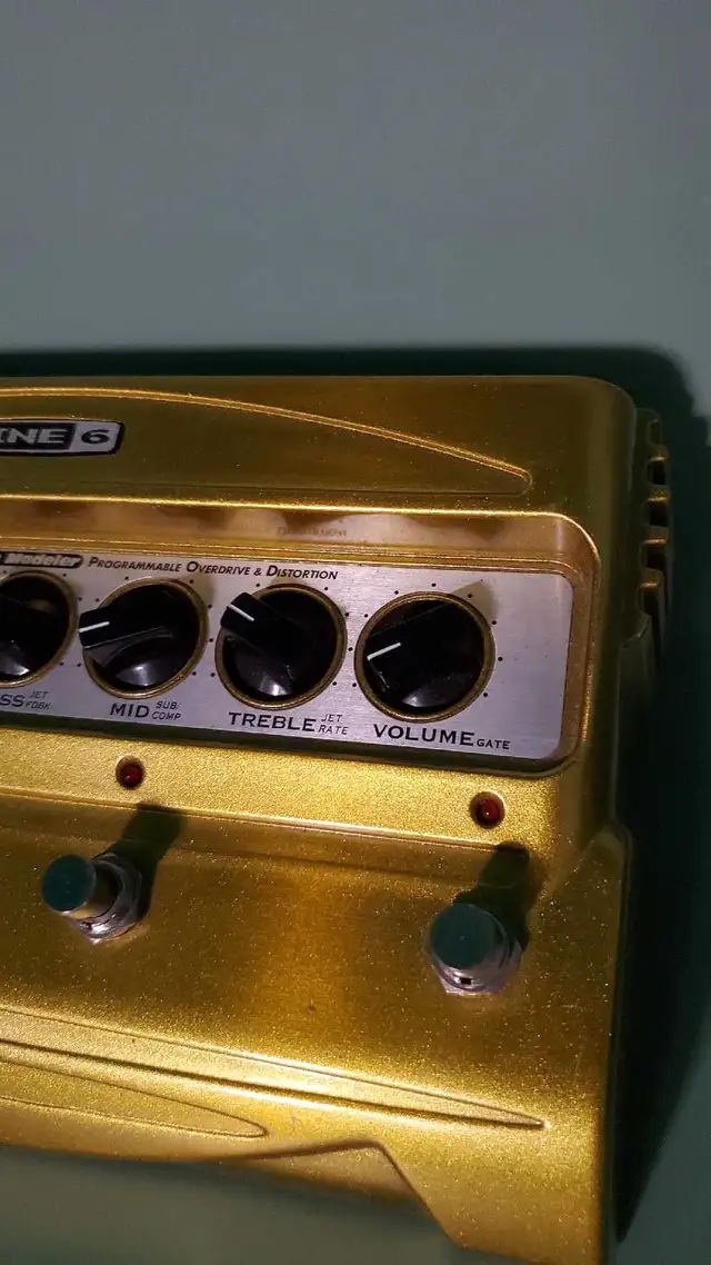 Line 6 DM4 Distortion in Amps & Pedals in City of Montréal - Image 4