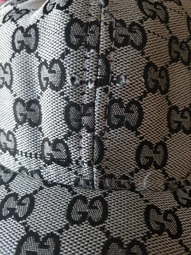 Gucci Hat in Other in Hamilton - Image 6