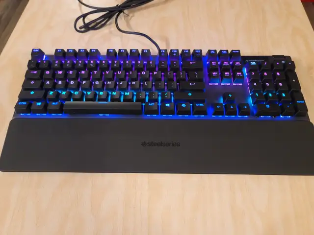 SteelSeries Apex 5 Backlit Hybrid Mechanical Gaming Keyboard in Mice, Keyboards & Webcams in Mississauga / Peel Region - Image 8