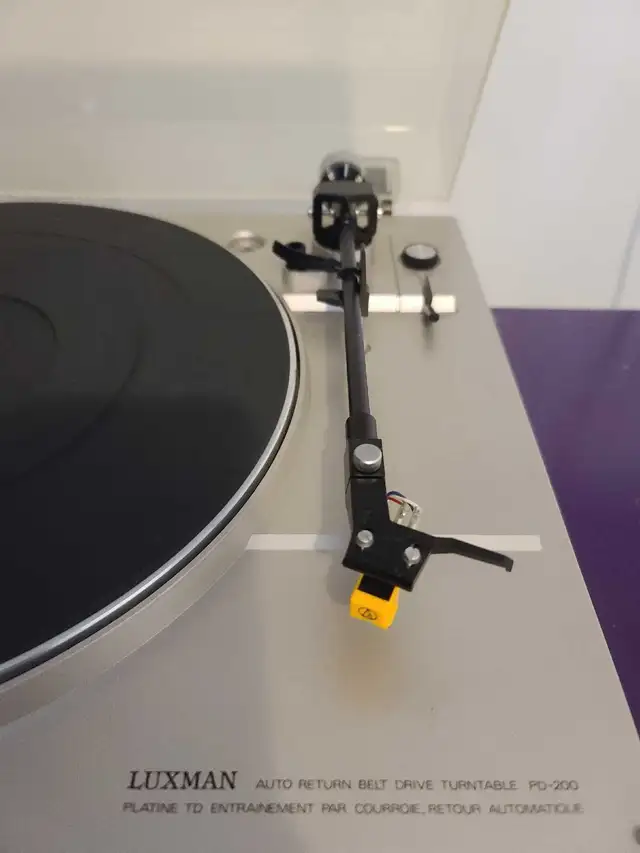 Luxman turntable560638874647930881