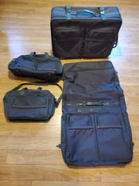 Valises X 4. 3 valises et sac à vêtements