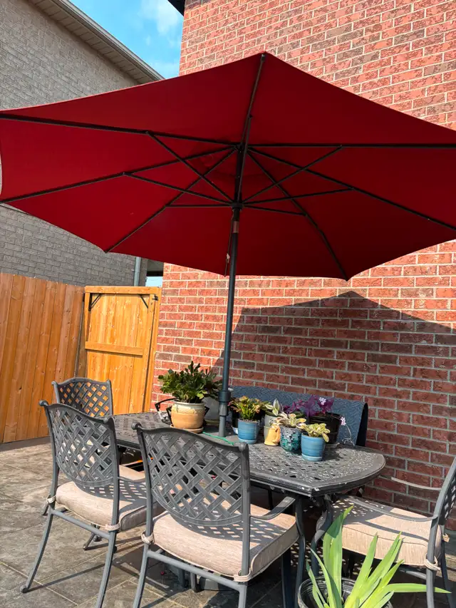 Patio Umbrella with base in Patio & Garden Furniture in Kawartha Lakes - Image 3