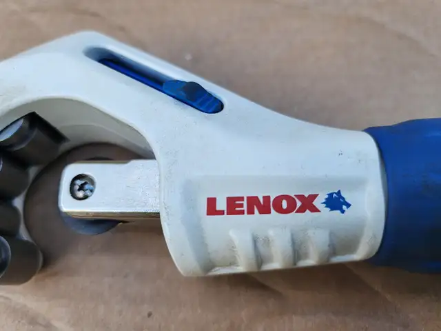 Lenox Hand Held Pipe Cutting Tool With  4 Rollers & Extra Blade in Hand Tools in Windsor Region - Image 3