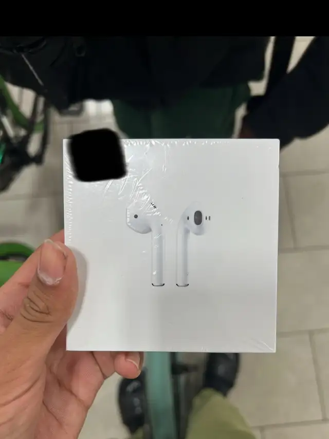 airpods apple in Headphones in Mississauga / Peel Region - Image 2
