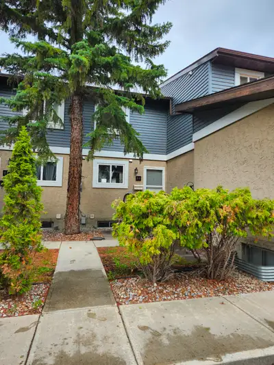 Spacious 3-Bedroom Townhouse in Millwoods