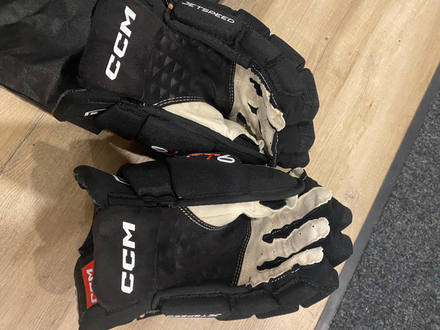 Ccm gloves and visor in Hockey in Gatineau - Image 2