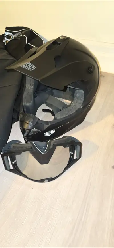 Voss lg helmet black like new only used once , will drop off there will be a charge for my time