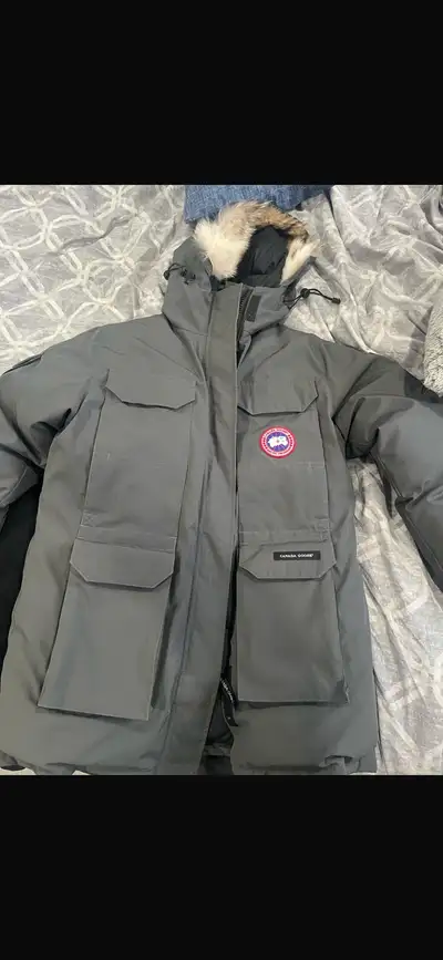 Woman's large canada goose expedition coat. Worn 5 times. Doesn't fit anymore. 400 OBO
