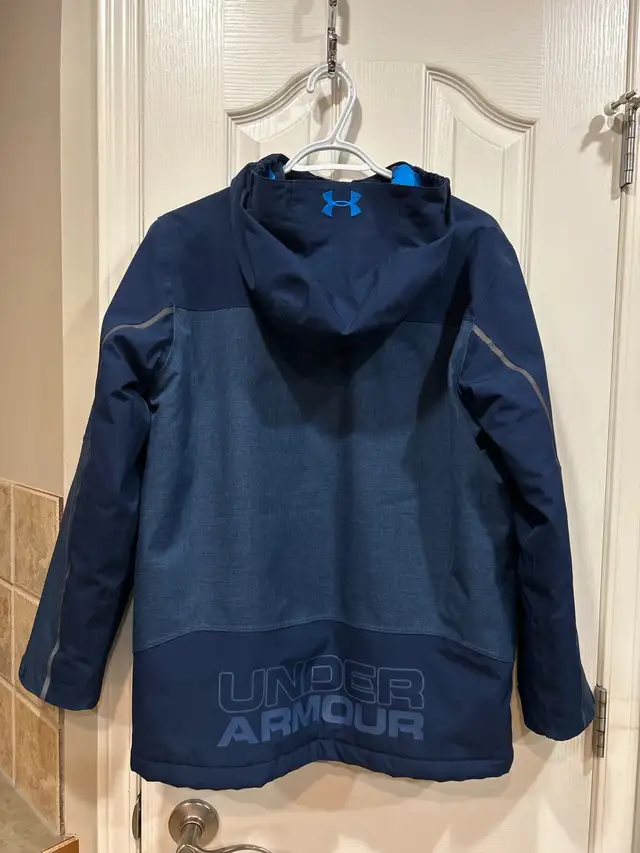 Boy’s UNDER ARMOUR Insulated  Snowboarding Jacket (L 14-16) in Kids & Youth in Calgary - Image 3