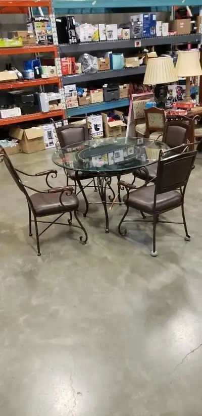 PATIO - GLASS TABLE + 4 LEATHER SEATS UNIQUE METAL FRAME + 4 CHAIRS WITH ARMS AND LEATHER STYLE SEAT...