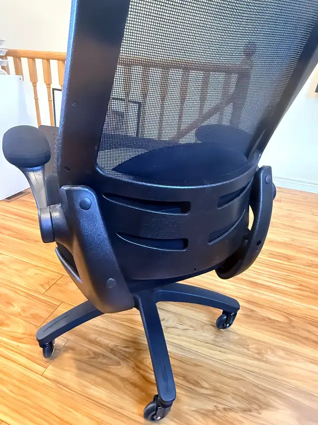 Solid Ergonomic Office Chair in Chairs & Recliners in Markham / York Region - Image 5
