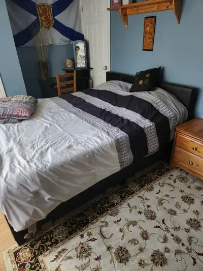Female Student Room for Rent – $1,000/Month – Lake Echo Private bedroom available in a quiet, welcom...