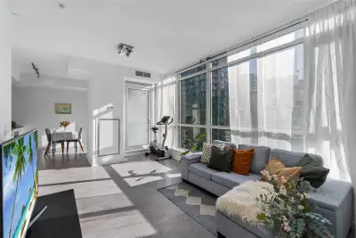 Address: 199 Richmond St W, Toronto Unit: 1 Bedroom + 1 Den, 1 Bathroom, no parking Floor: 11th floo...