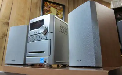 Components: * HCD-NEZ3 System unit * SS-CNEZ3 Stereo speakers CLEAN, TESTED WITH FM, CD AND AUX, WOR...