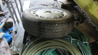 Un Pneu avec jante de Mercedez Neuf 185/65R15 Michelin A VOIR $65.00