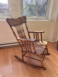 Chaise berçant antique 